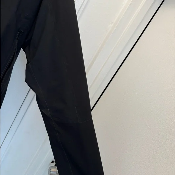 Patagonia Black Performance Jacket with Hood and Lightweight Design - Picture 4 of 13